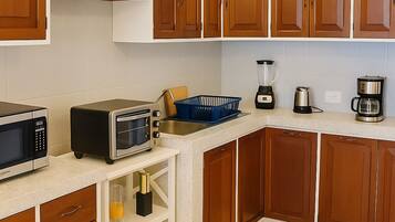 Coffee/tea maker, full-size fridge, microwave, oven