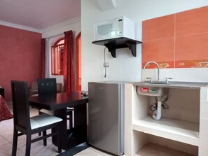 Classic Room | Private kitchen | Mini-fridge, microwave, cookware/dishes/utensils - Hotel Posada Del Parque (Xalapa)