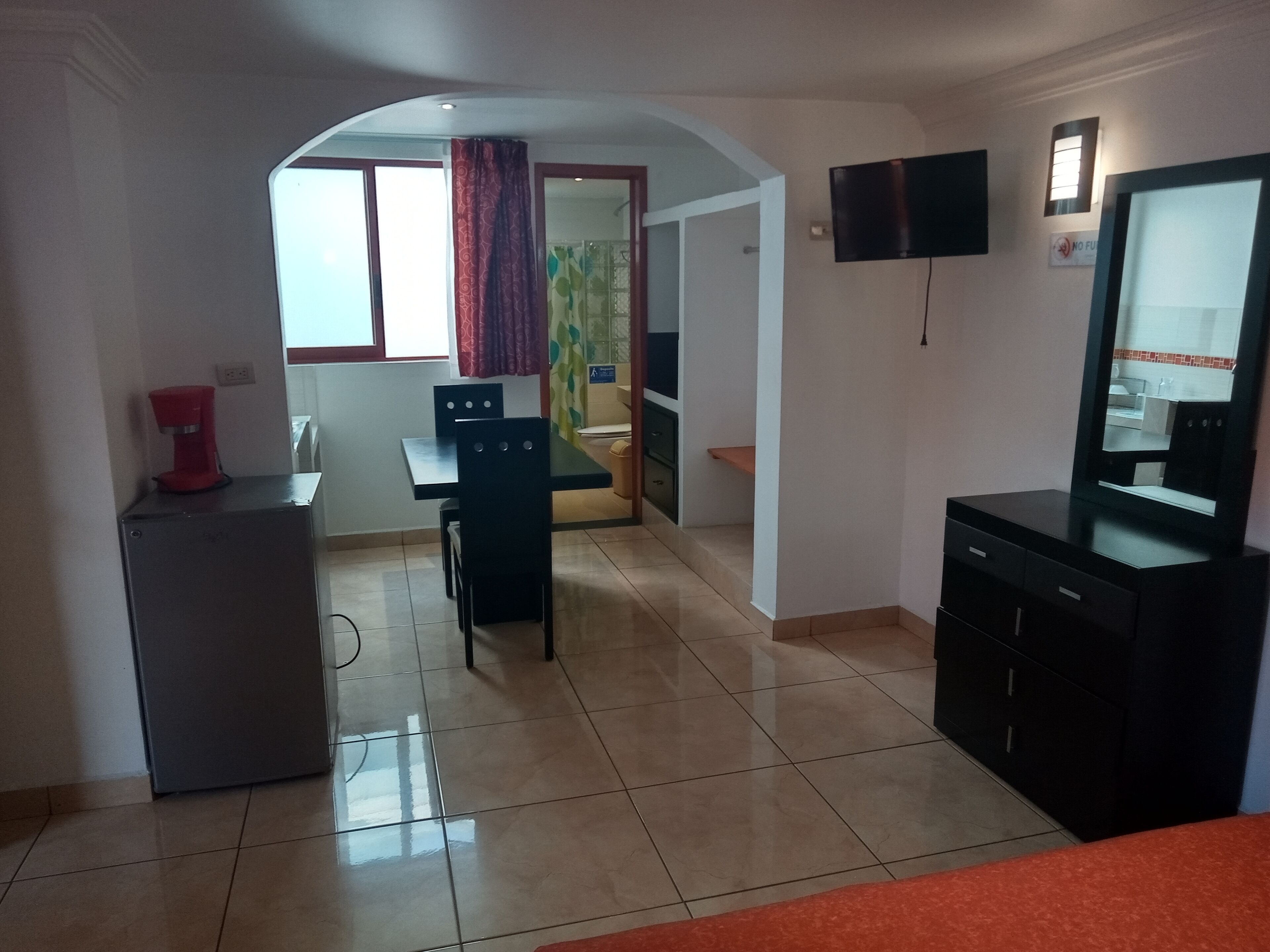 Habitación clásica | Cocina privada | Frigobar, microondas y utensilios de cocina 