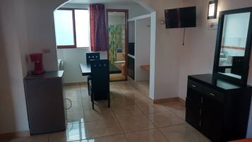 Habitación clásica | Cocina privada | Frigobar, microondas y utensilios de cocina