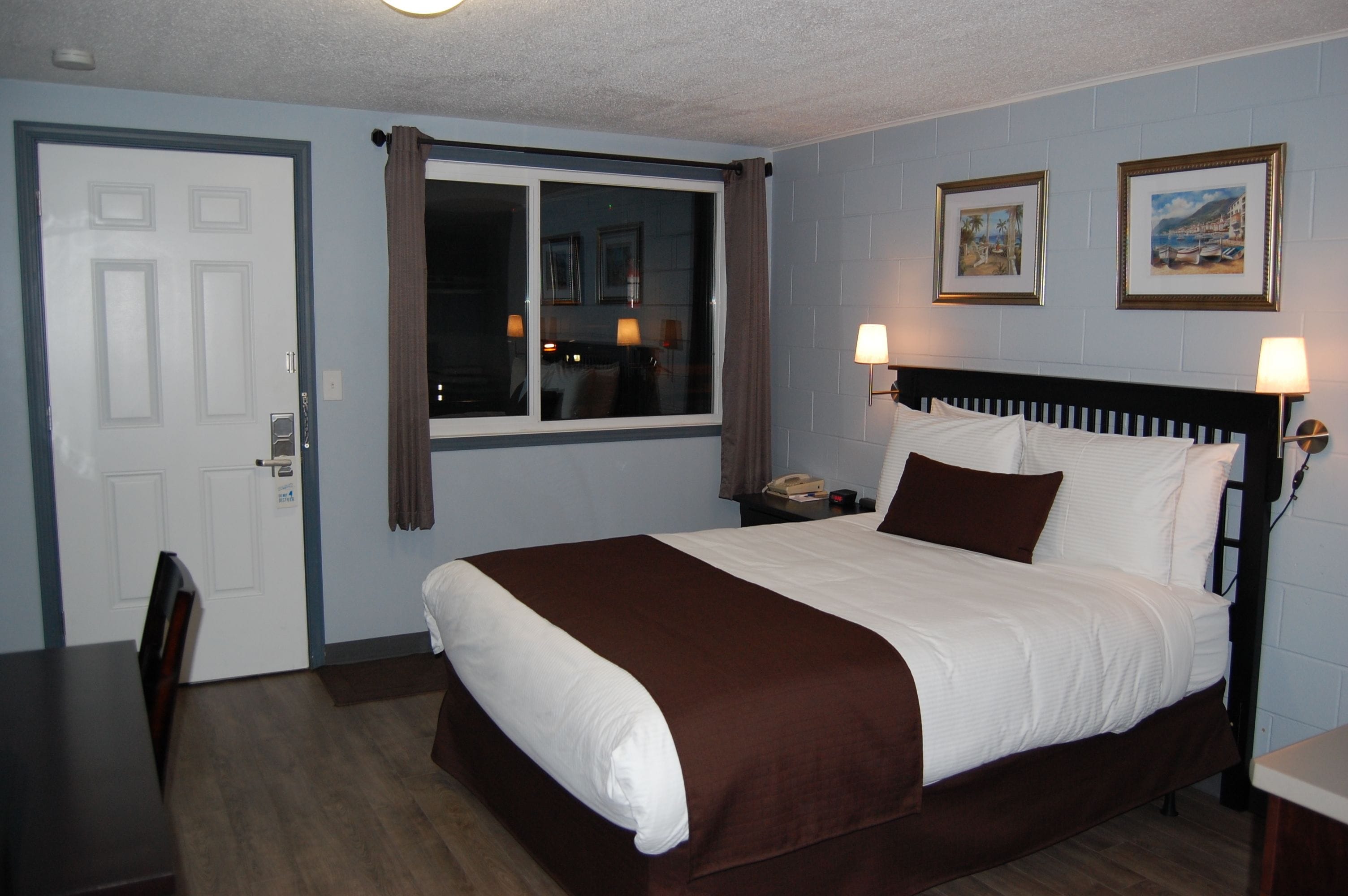 Deluxe Room, 1 Queen Bed, Kitchenette | In-room safe, desk, iron/ironing board, free WiFi