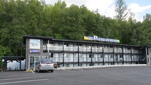 A motel with a sign reading "Rest Inn" and "Lobby" on the side.