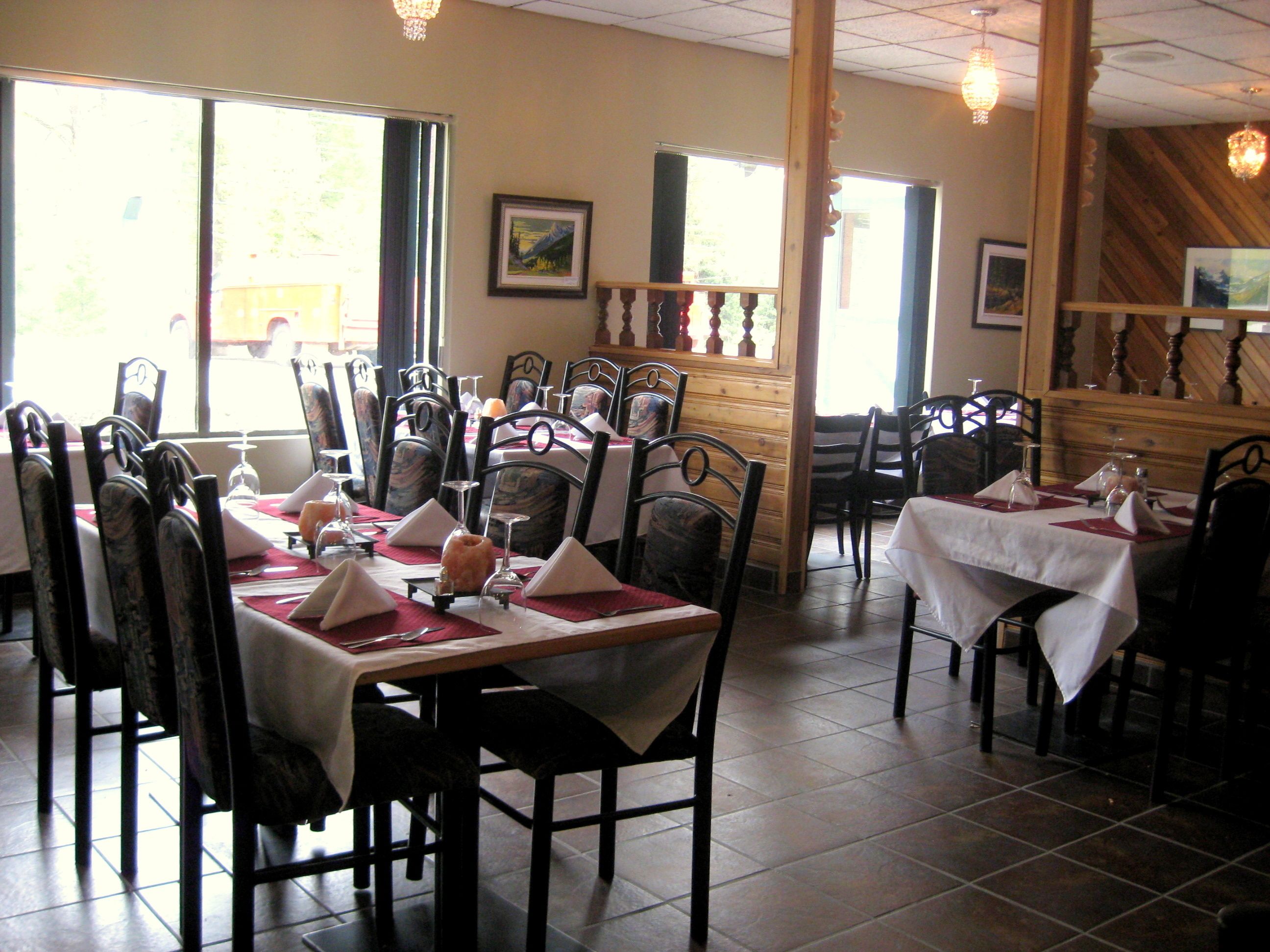 供应午餐和晚餐，中国菜