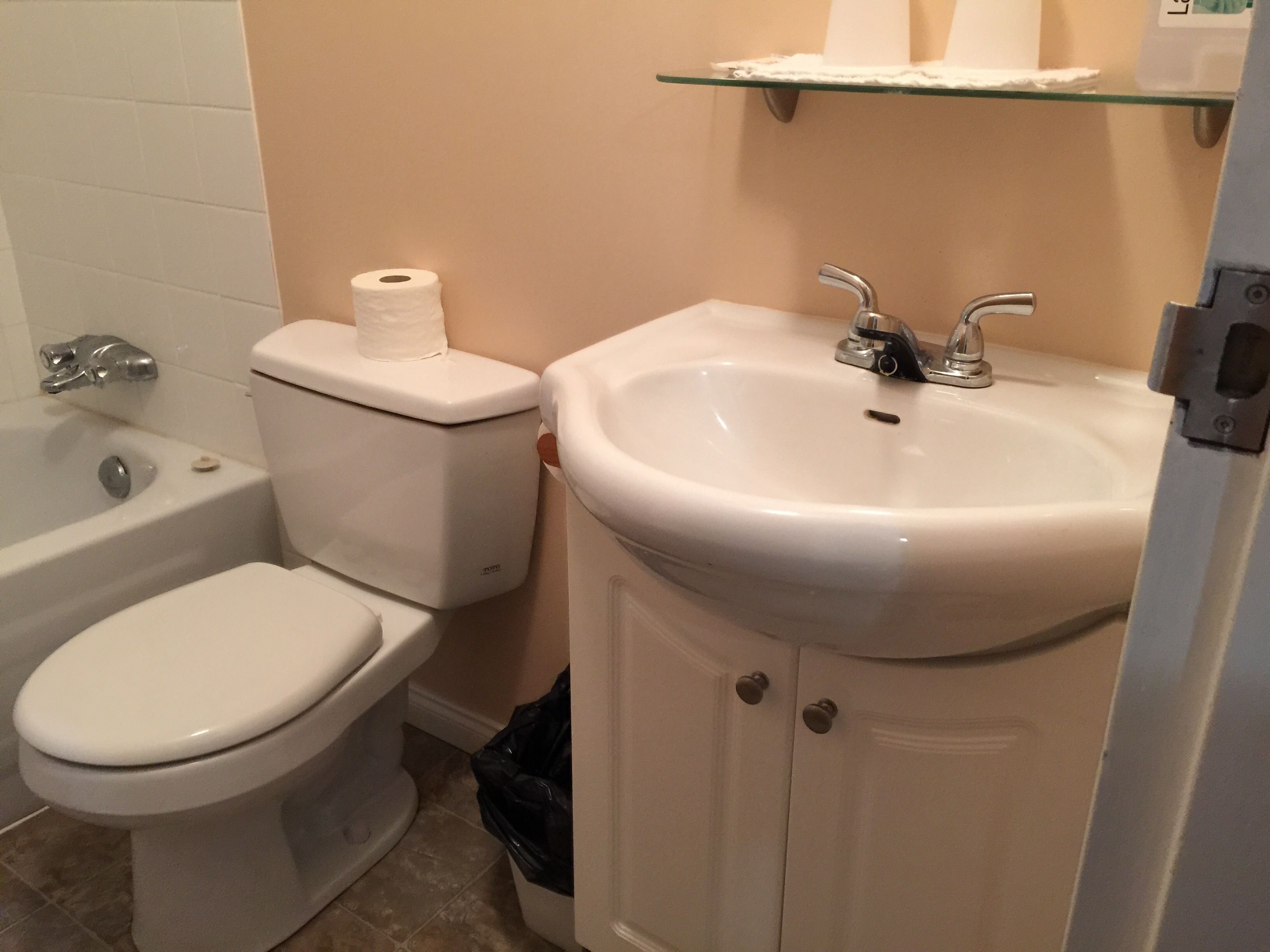 Ein Badezimmer mit Toilette, Waschbecken und Badewanne.
