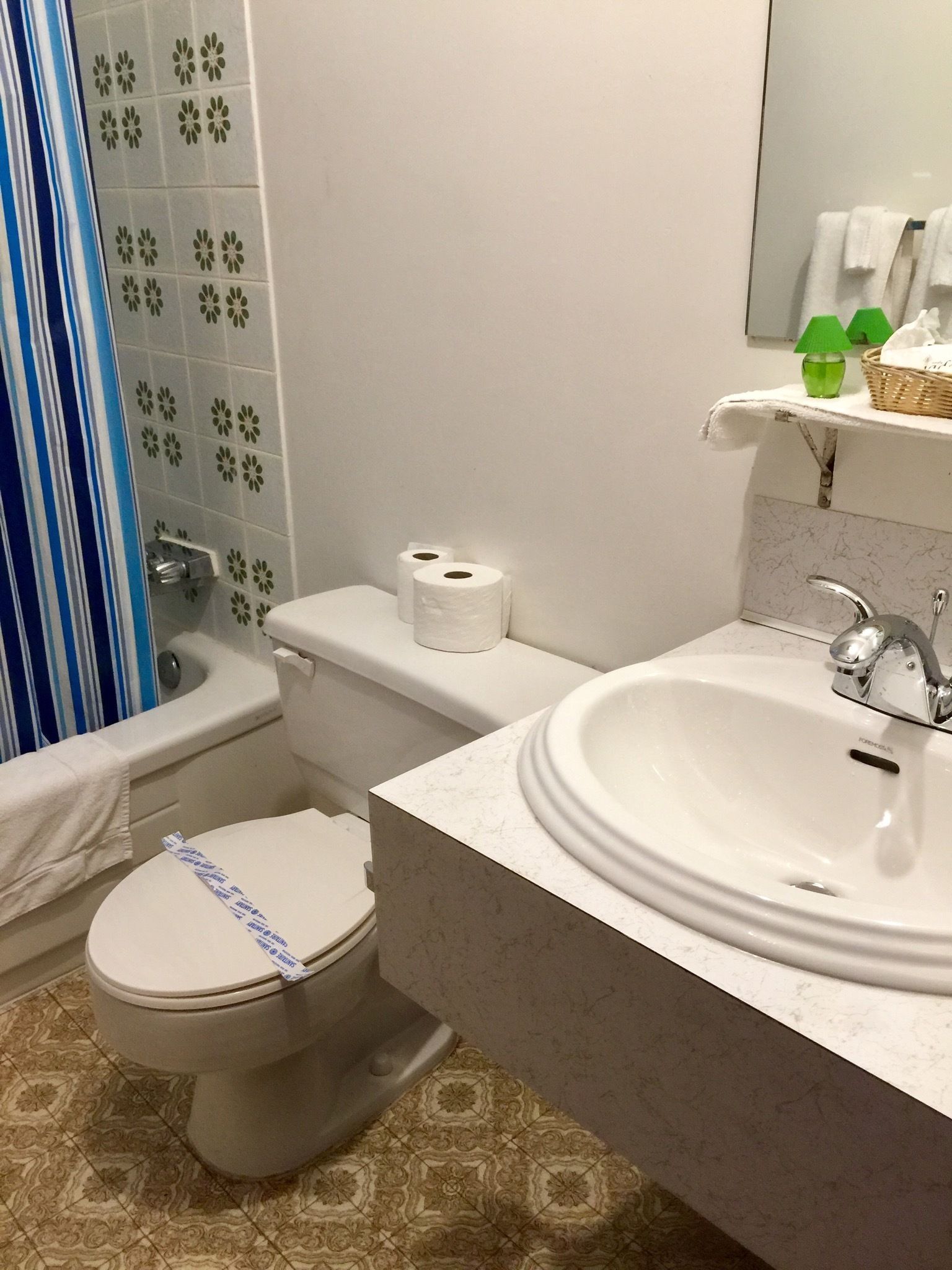 Chambre Standard, 1 grand lit, réfrigérateur et four à micro-ondes | Salle de bain | Ensemble baignoire-douche, baignoire à l’eau de source