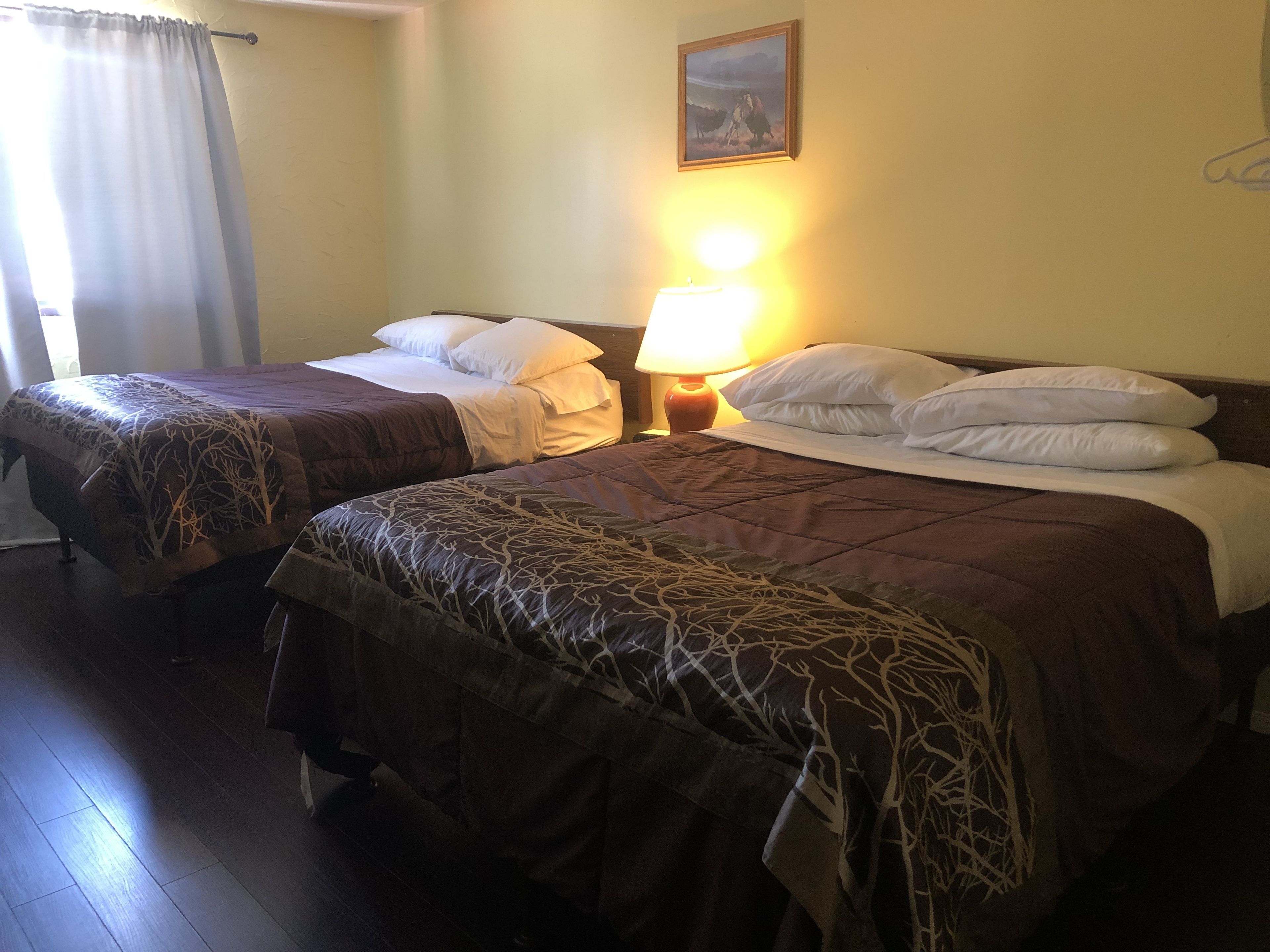 Habitación estándar, 2 camas de matrimonio, frigorífico y microondas | Escritorio, cortinas opacas, sistema de insonorización y wifi gratis