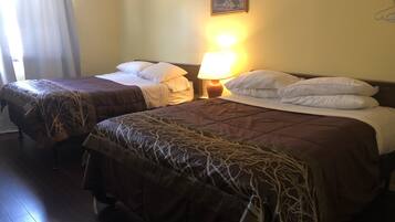 Habitación estándar, 2 camas de matrimonio, frigorífico y microondas | Escritorio, cortinas opacas, sistema de insonorización y wifi gratis