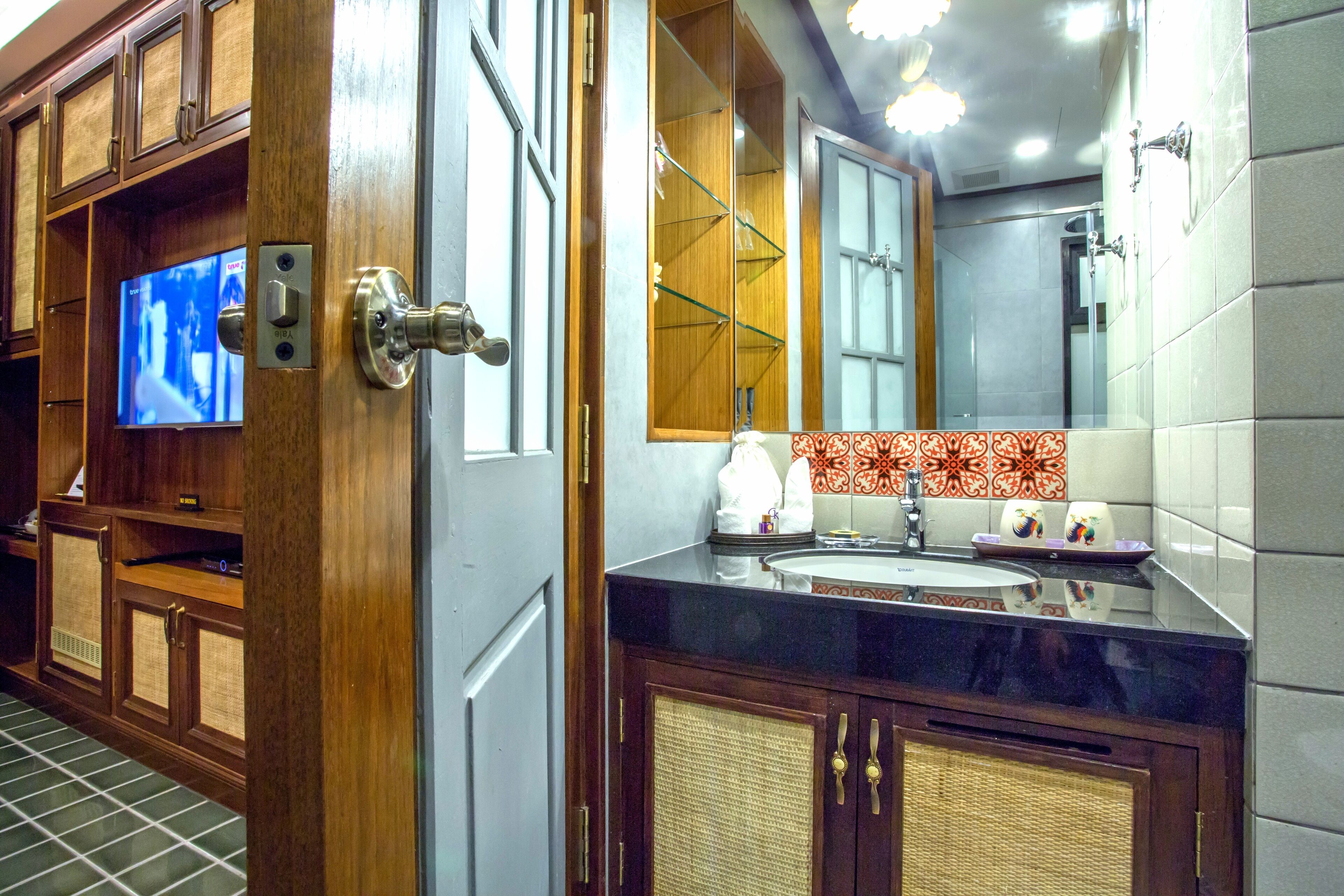 deluxe room | minibar, in-room safe, desk, soundproofing