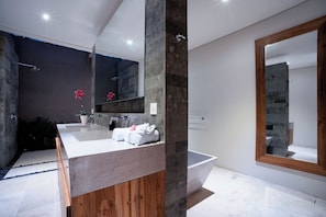 Vila, 3 quartos | Banheiro | Banheira e chuveiro separados, produtos de toalete grátis