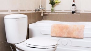 A bathroom with a toilet, a bathtub, and a shower. - Dalat Green City Hotel (Xuan Huong - Da Lat)