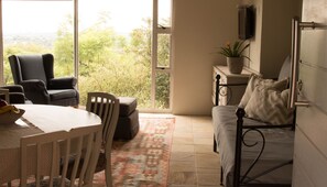 Appartement Exécutif, 1 grand lit, non-fumeurs, vue ville | Coin séjour | Télévision à écran plat de 32 pouces avec chaînes par satellite
