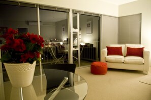Estúdio empresarial, 1 cama Queen, para não fumantes, vista para a cidade | Vista do quarto