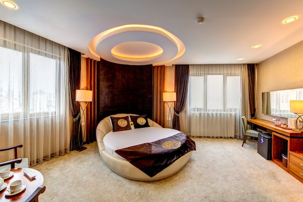 King Suite | Peralatan tempat tidur premium, bar mini, peti besi dalam bilik