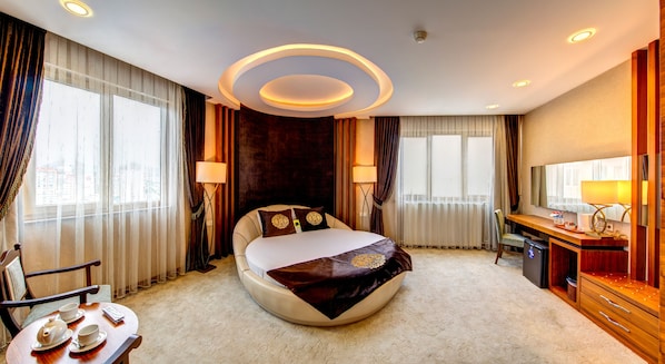 King Suite | 高档床上用品、迷你吧、客房内保险箱、遮光窗帘