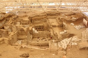 Un sitio arqueológico con ruinas visibles y zonas de excavación.