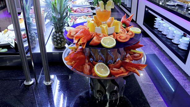Un bufé con diferentes alimentos y una decoración central.