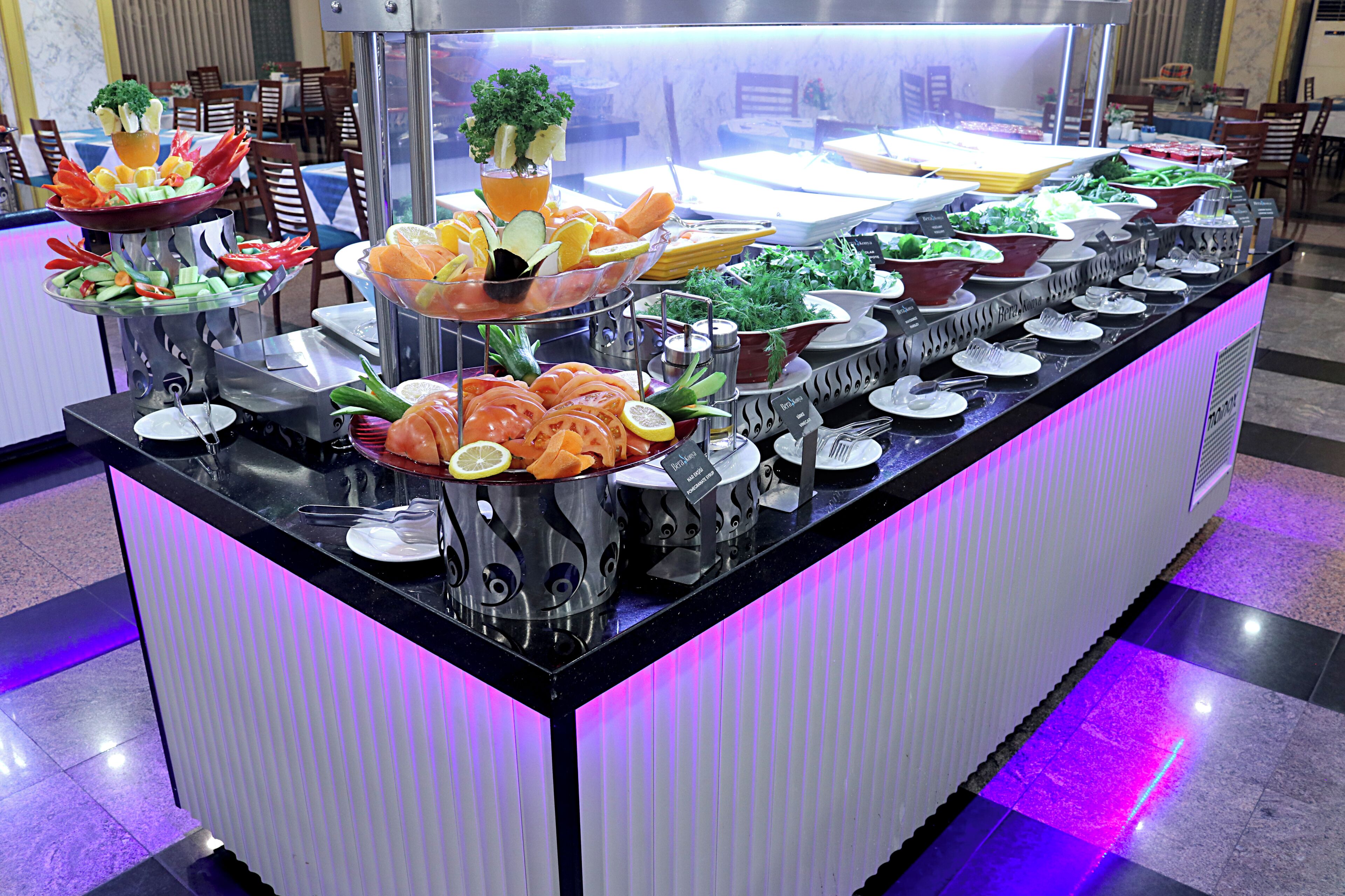 Un buffet proposant une variété de plats et un bar à salades.