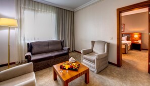 Deluxe Suit | Roupas de cama premium, frigobar, cofres nos quartos, cortinas blackout