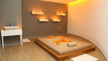 Ruang perawatan pasangan, sauna, hot tub, dan ruang uap