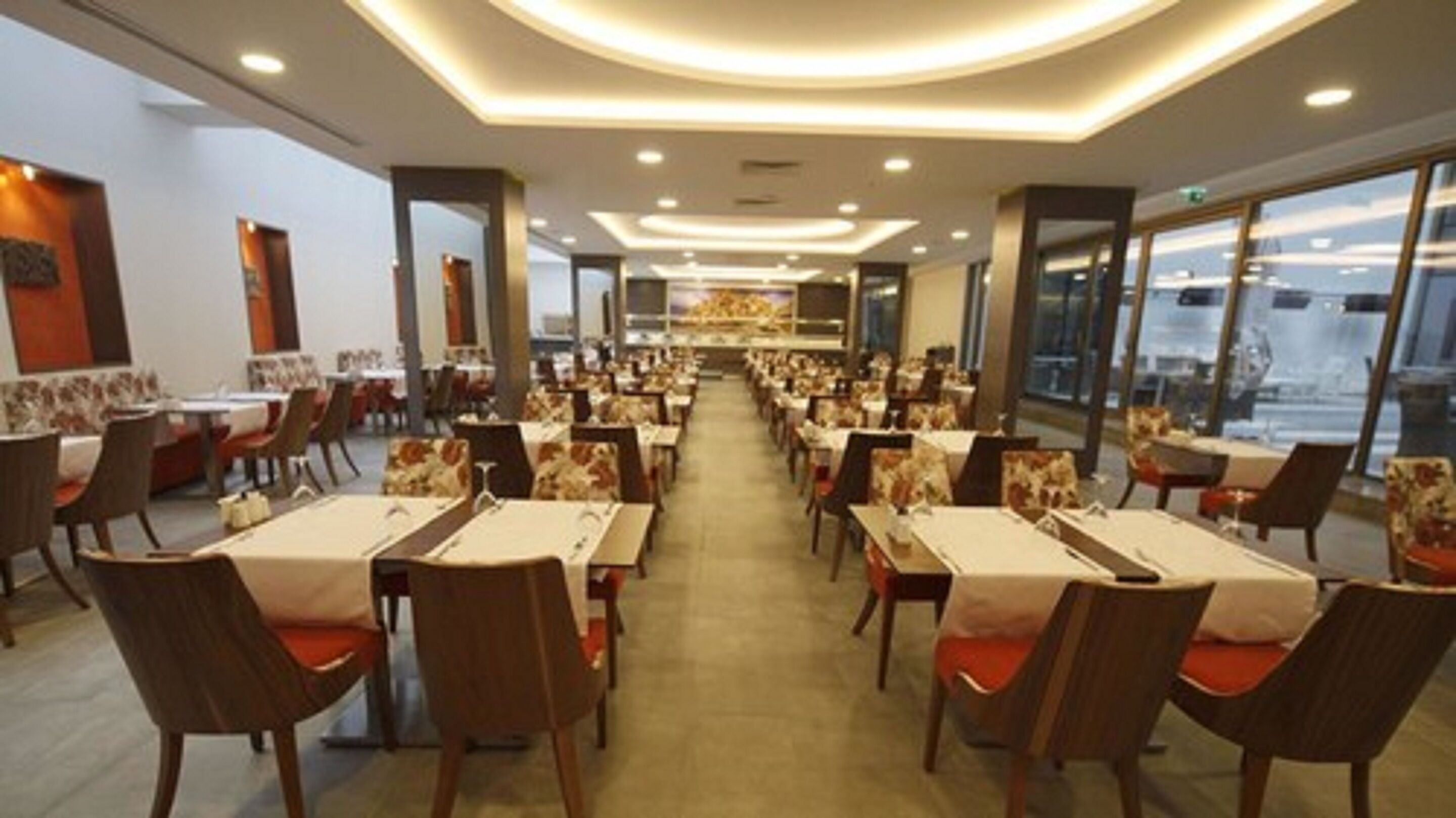 2 restaurants; lunch and dinner served
