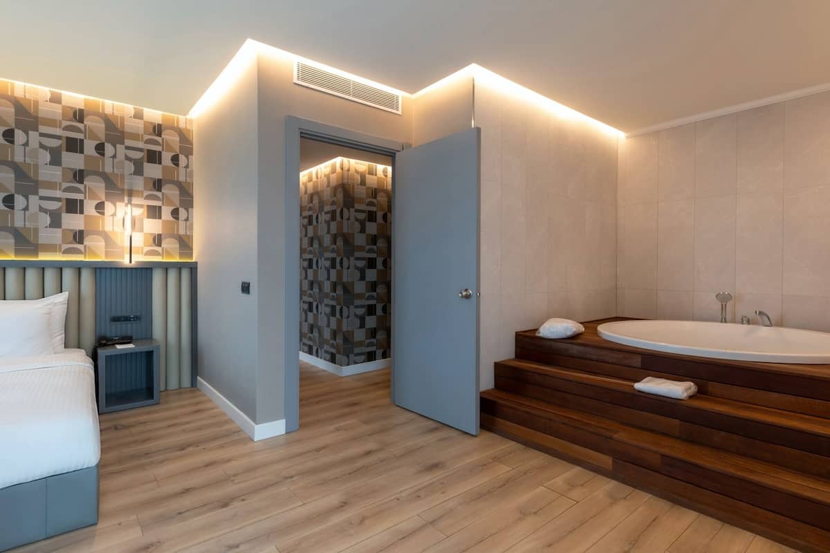 deluxe suite room | 1 bedroom, minibar, in-room safe, desk