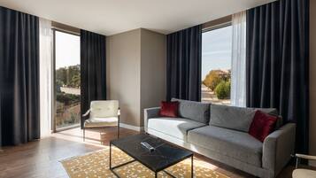 Juniorrum | Minibar, värdeförvaringsskåp på rummet och skrivbord