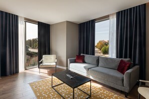 普通客房 | 迷你吧、客房內保險箱、書桌、遮光布/窗簾