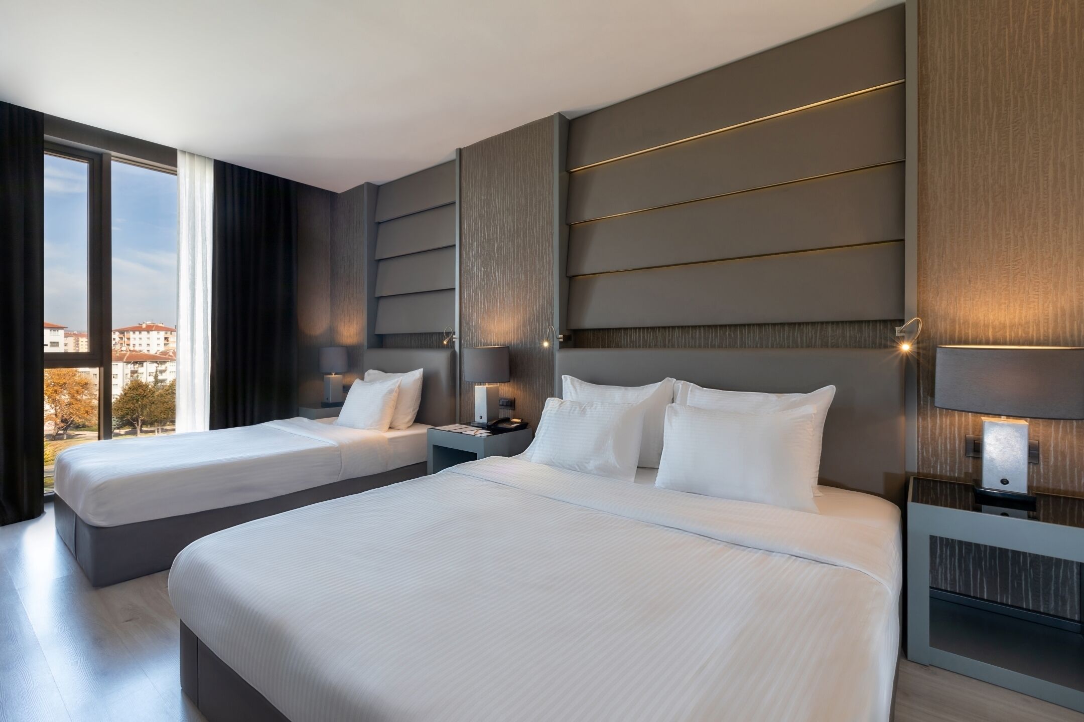 Deluxe French Room | Minibar, safe på rommet, skrivebord og blendingsgardiner