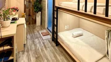 Habitación estándar con 1 cama matrimonial o 2 individuales | 1 habitación, camas con efecto memoria y minibar