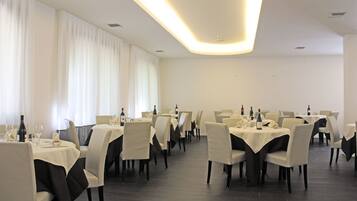 Breakfast, lunch, dinner served; Regional cuisine