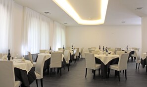 Se sirven desayunos, almuerzos y cenas; cocina regional