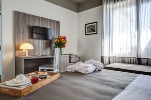 Minibar, in-room safe, desk, soundproofing - Hotel Cristallo (Cattolica)