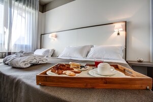 Triple Room | Minibar, in-room safe, desk, soundproofing