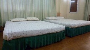 Desk, blackout curtains, iron/ironing board, free WiFi - 7 Hung Hung Inn (Kota Kinabalu)