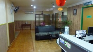 Lobby sitting area - 7 Hung Hung Inn (Kota Kinabalu)