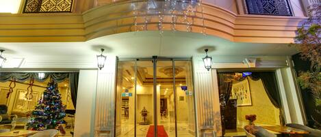 Bagian depan properti - sore/malam