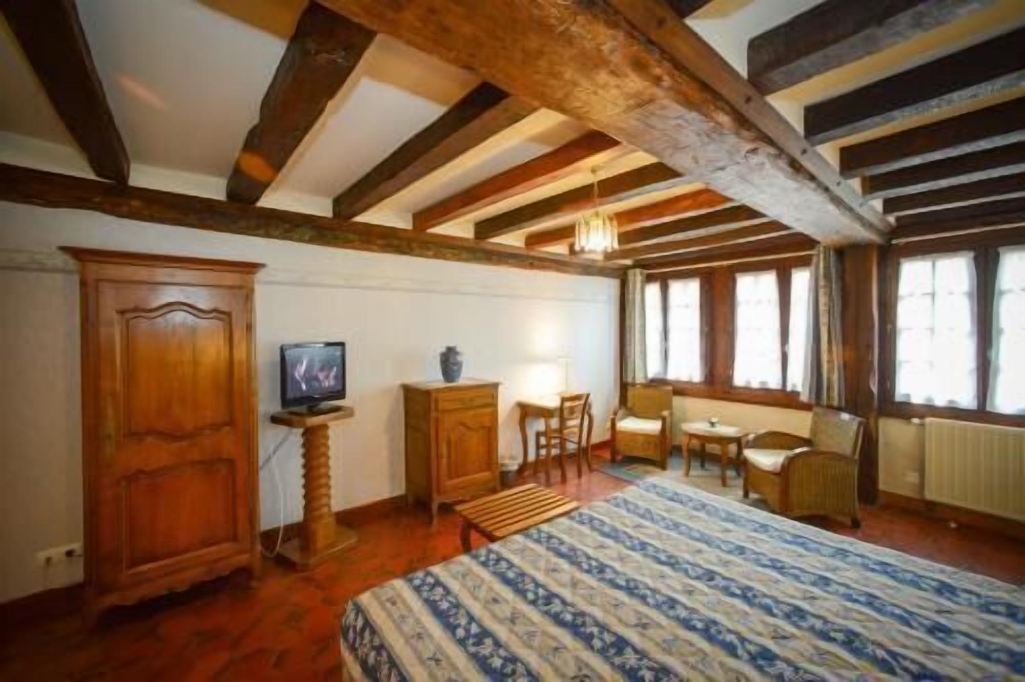 desk, free cots/infant beds, free wifi