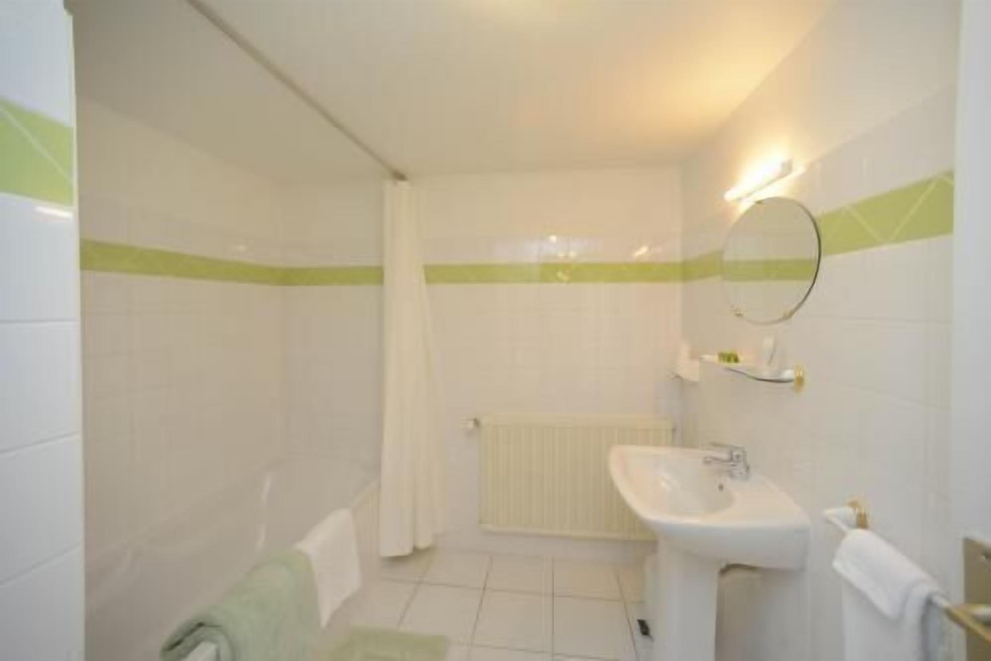 free toiletries, hair dryer