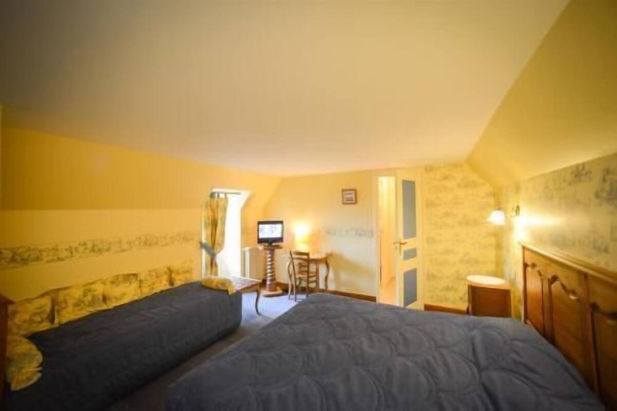 desk, free cots/infant beds, free wifi