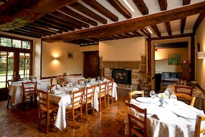 Tägliches kontinentales Frühstück (13 EUR pro Person)