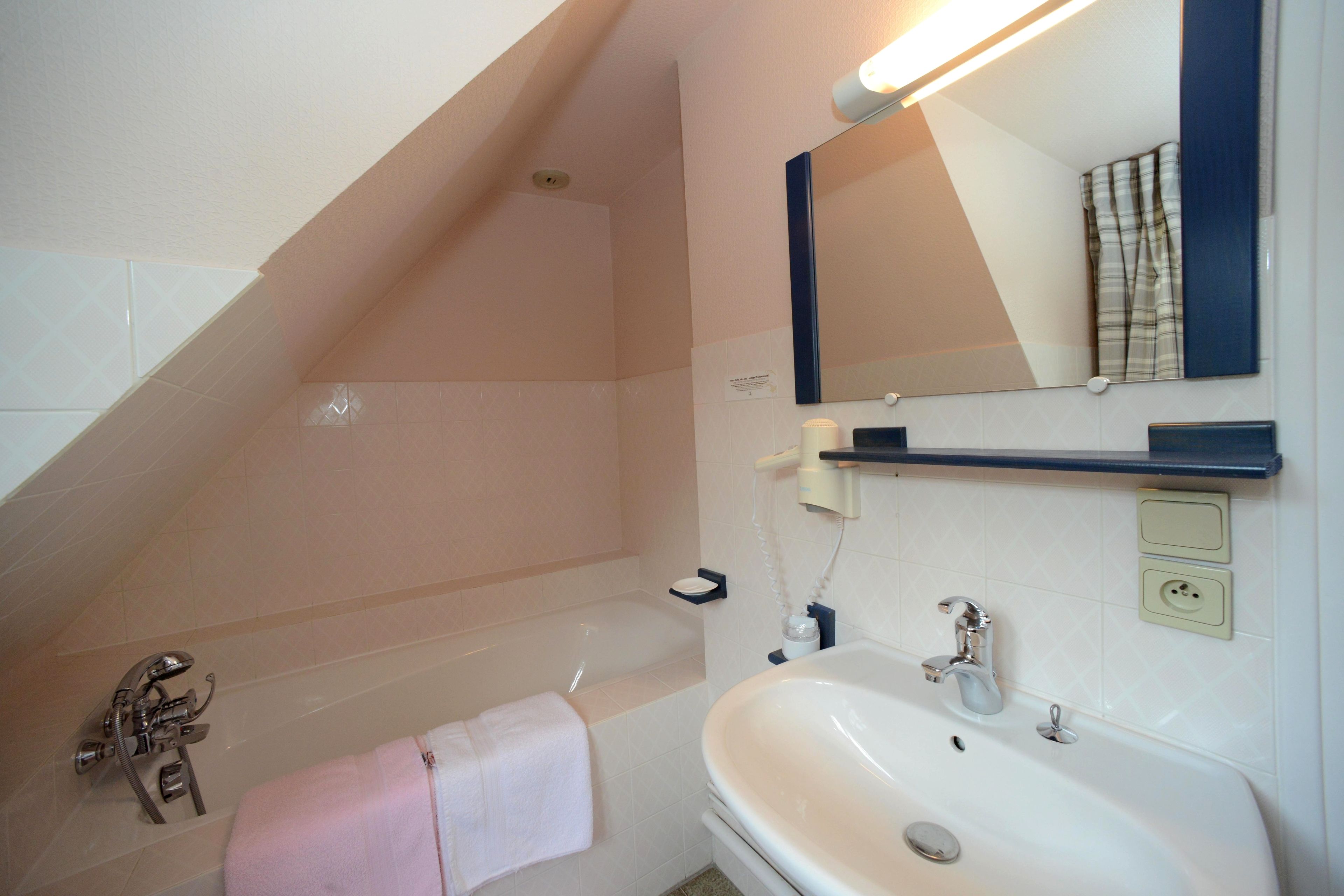 free toiletries, hair dryer