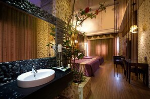 Family Room (No Garage) | Bathroom | Shower, hair dryer - Sun Garden Motel Ming Cheng (Kaohsiung)