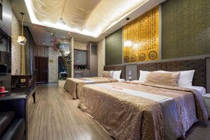 A hotel room with two beds, a desk, and a decorative wall with calligraphy. - Sun Garden Motel Ming Cheng (Kaohsiung)