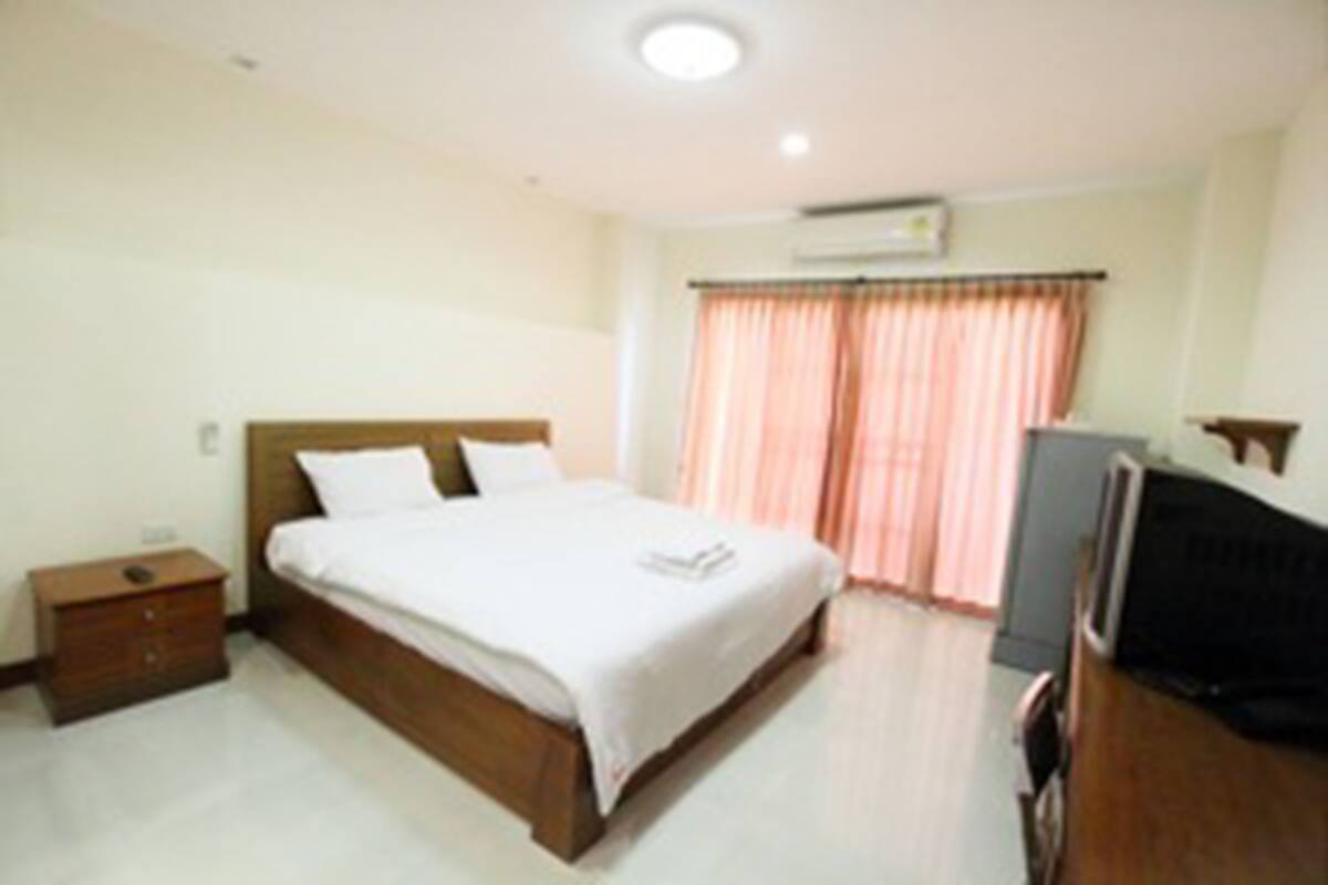 Desk, rollaway beds, free WiFi