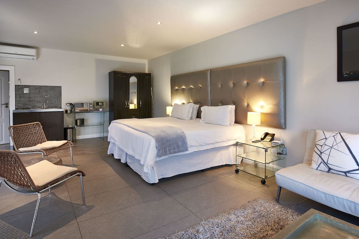 Cobertura, 1 cama King, vista para o jardim | 1 quarto, roupas de cama premium, cofres nos quartos