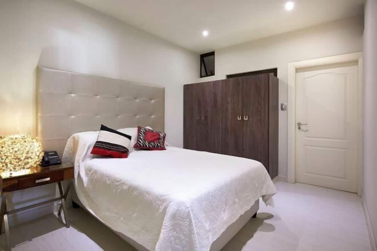 1 quarto, roupas de cama premium, cofres nos quartos