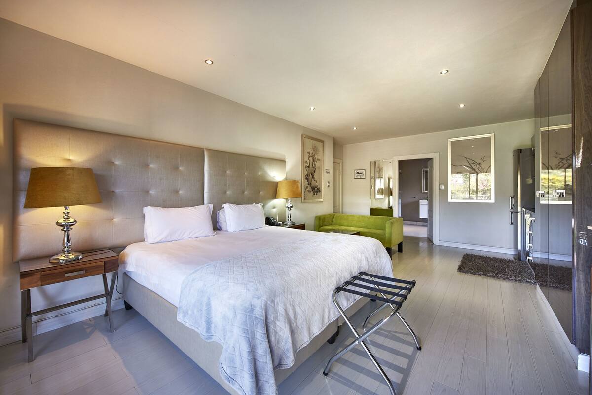Executive Room | Premium bedding, in-room safe, desk, iron/ironing board