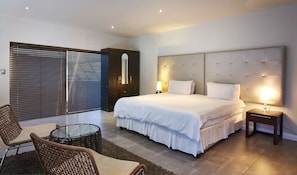 Penthouse, 1 King Bed, Garden View | Premium bedding, in-room safe, individually furnished, desk