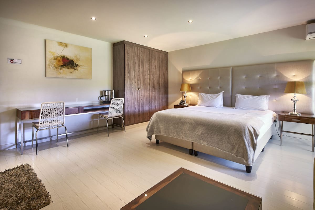 Quarto superluxo, 1 quarto, geladeira e micro-ondas, vista para o rio | 1 quarto, roupas de cama premium, cofres nos quartos