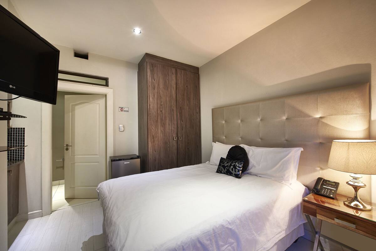 Basic Studio, 1 Double Bed, Kitchenette | Premium bedding, in-room safe, desk, iron/ironing board